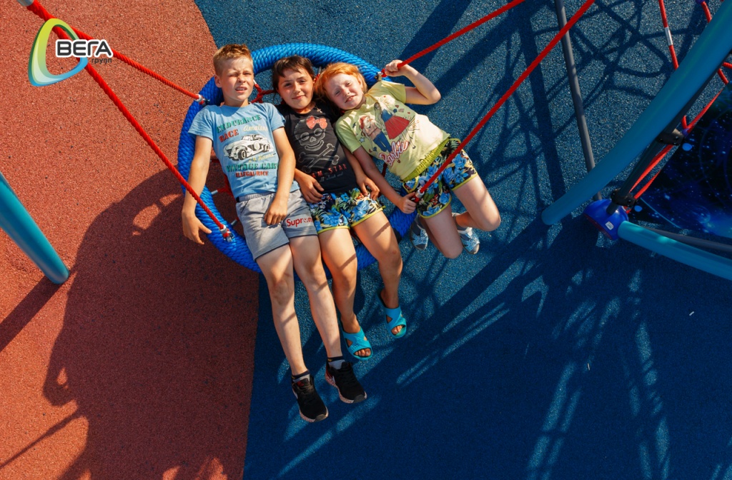 Современное покрытие на игровой площадке ВегаГрупп