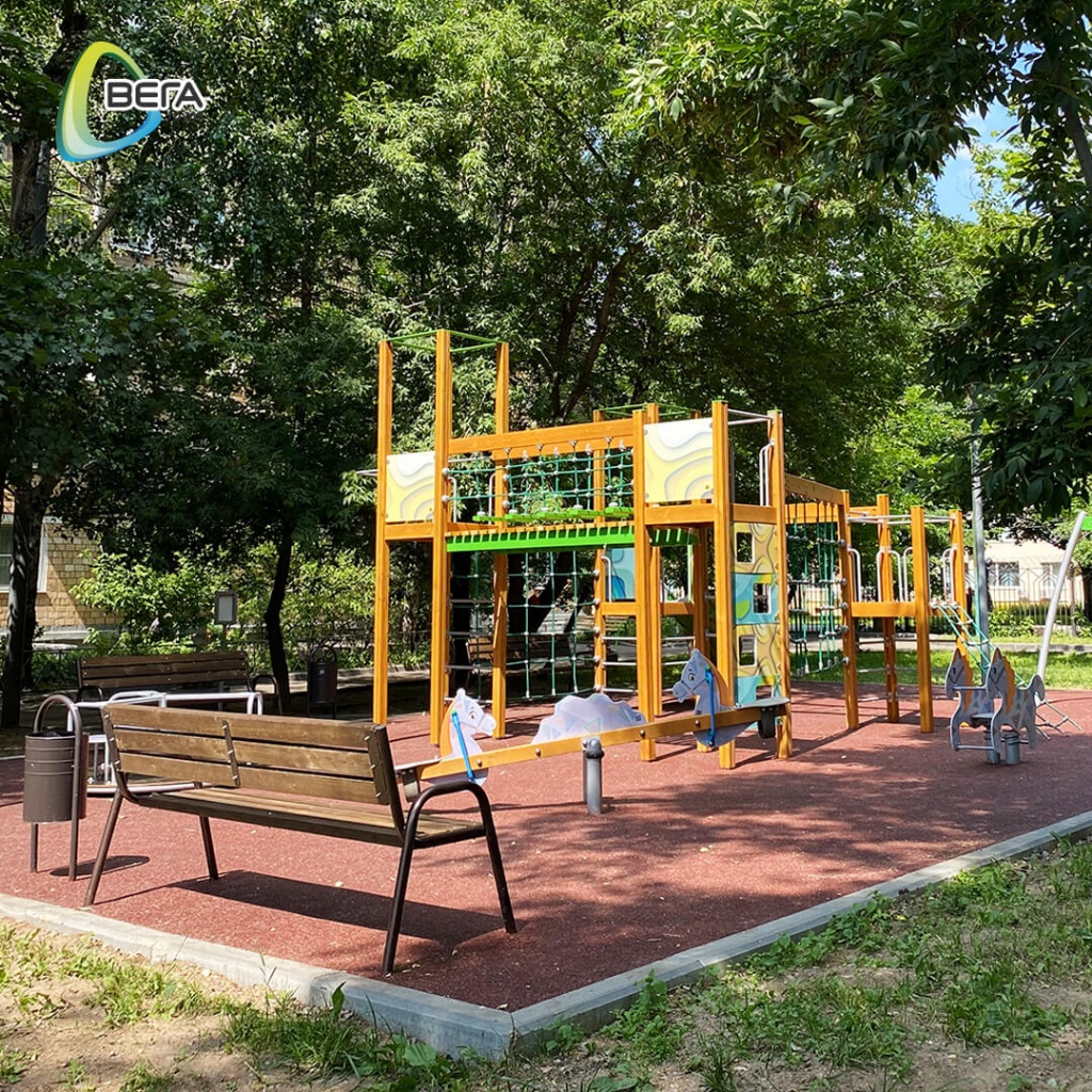 Конная кавалерия скачет на улице Трофимова в Москве