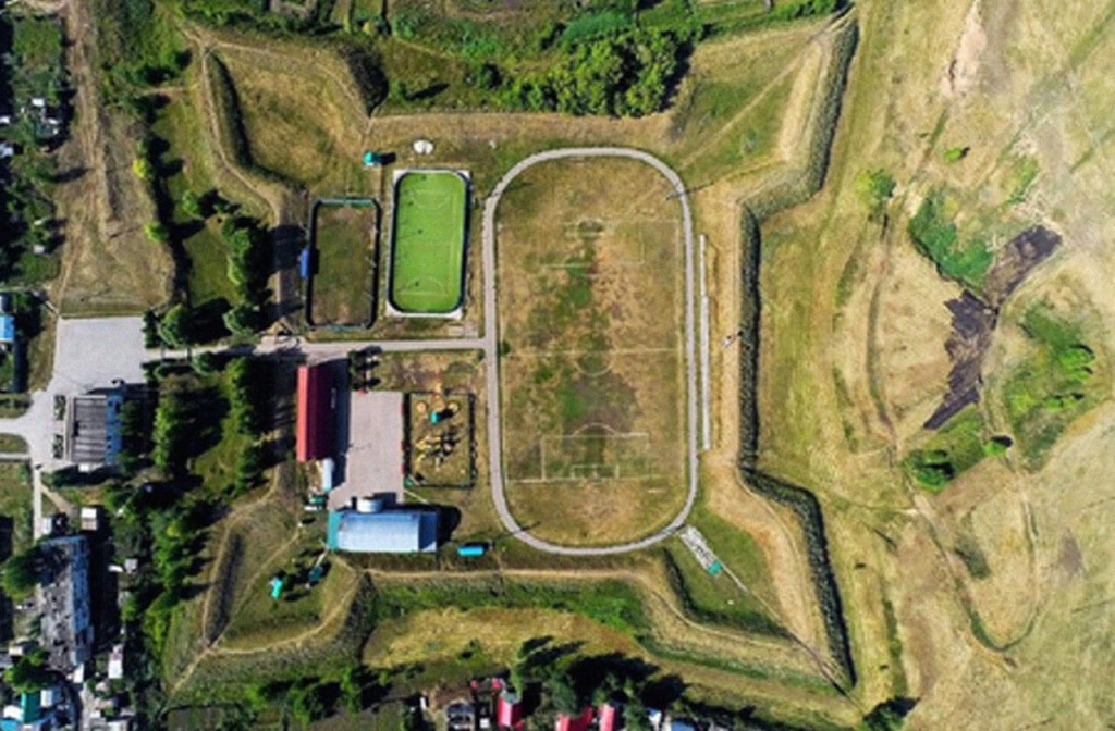 mozhno-li-poigrat-v-futbol-posredi-starinnoy-kreposti-01.jpg
