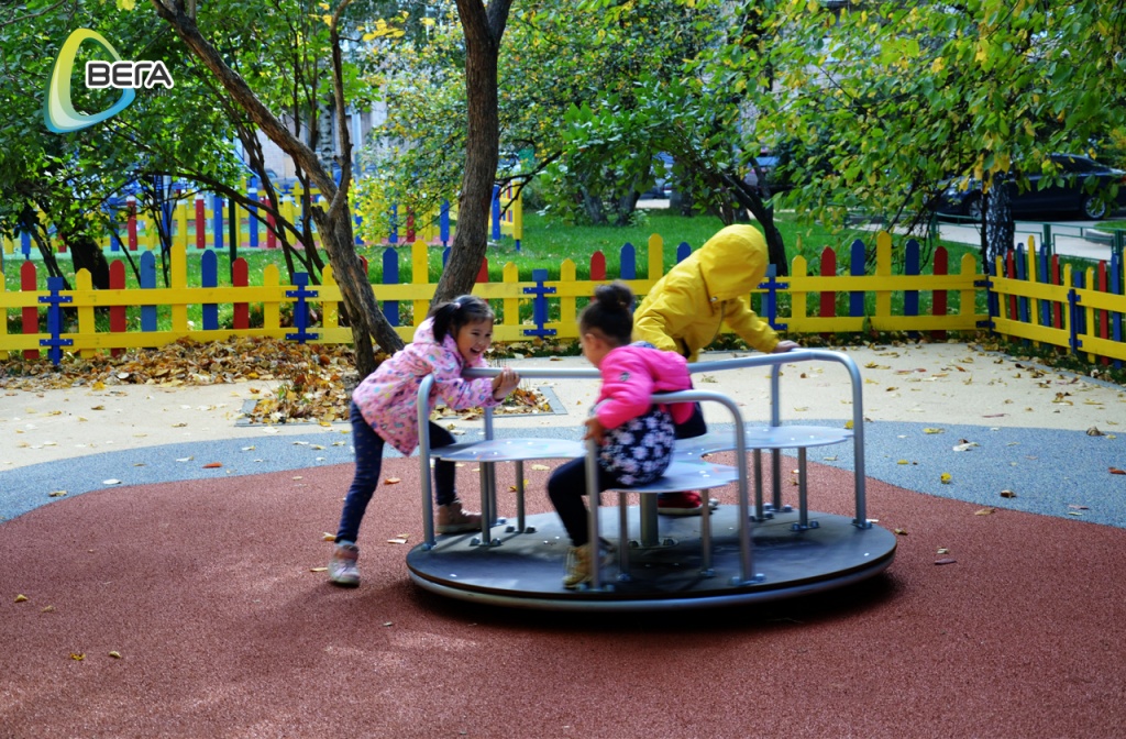 Современное покрытие на игровой площадке ВегаГрупп