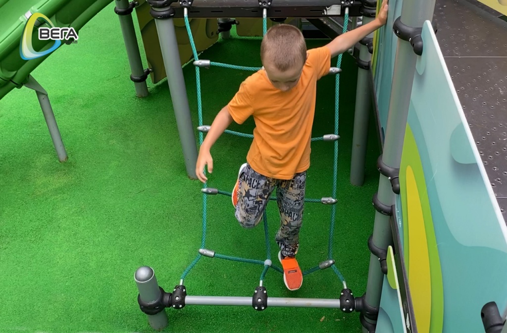 Современное покрытие на игровой площадке ВегаГрупп