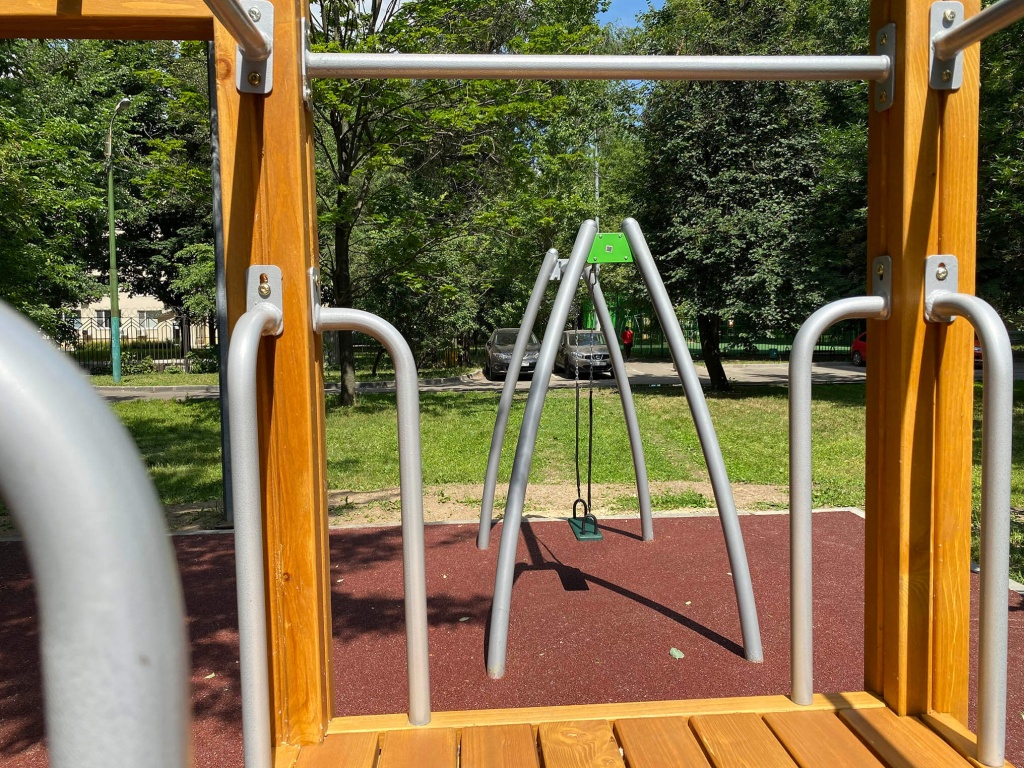 Конная кавалерия скачет на улице Трофимова в Москве