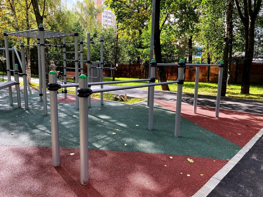 Брусья двухуровневые гимнастические и комплекс Домбай.jpg