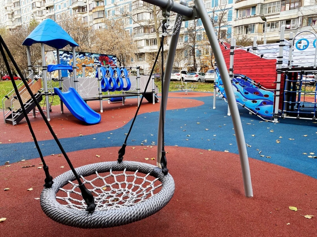 Качели Азарт, карусель Малыш, городок Родос и корабль капитана Блада.jpg