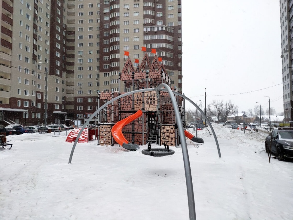 Зазеркалье (пластик оранжевый) ДГ070.00.10 и Качели Адажио.jpeg