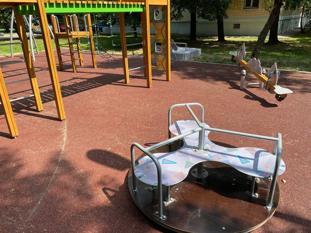 Конная кавалерия скачет на улице Трофимова в Москве