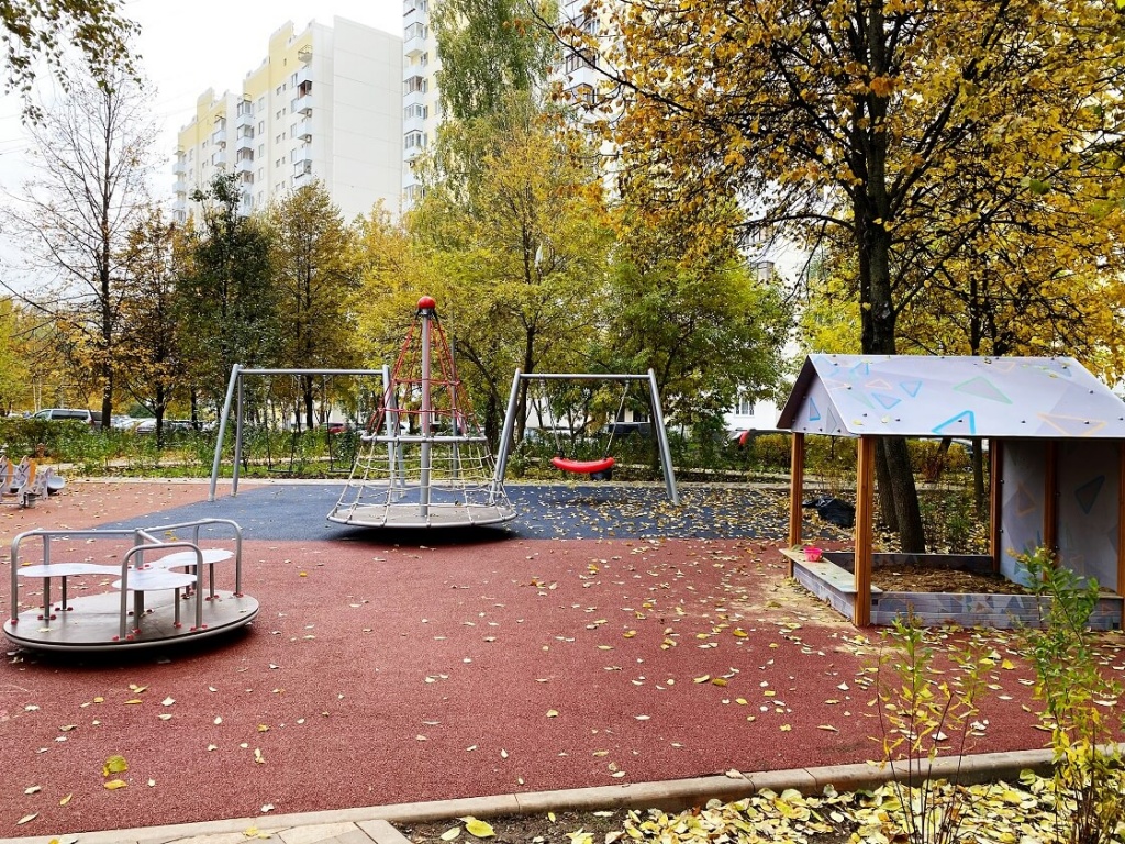 карусели Водолей и Ералаш, песочный дворик «Терраса», качели Азарт и кач....jpg