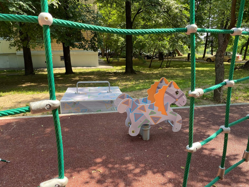 Конная кавалерия скачет на улице Трофимова в Москве