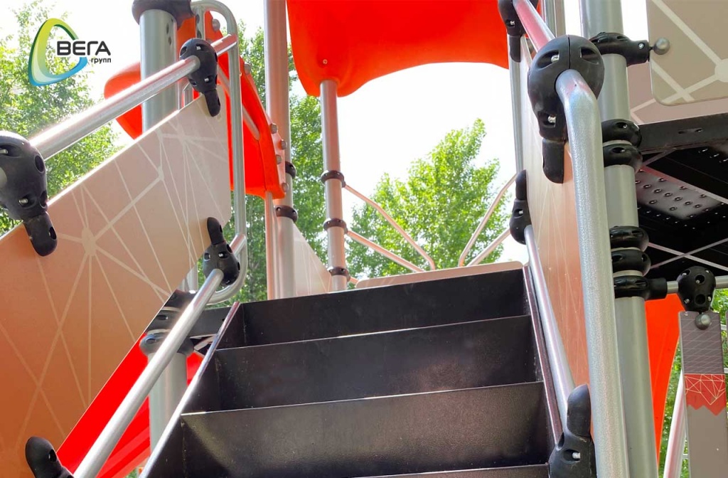 Детская площадка на Крутицкой набережной: покатай меня, большая черепаха!