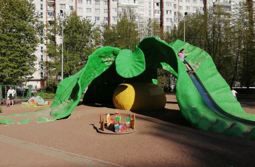 chem-izvestna-stareyshaya-detskaya-ploshchadka-peterburga-01.jpg