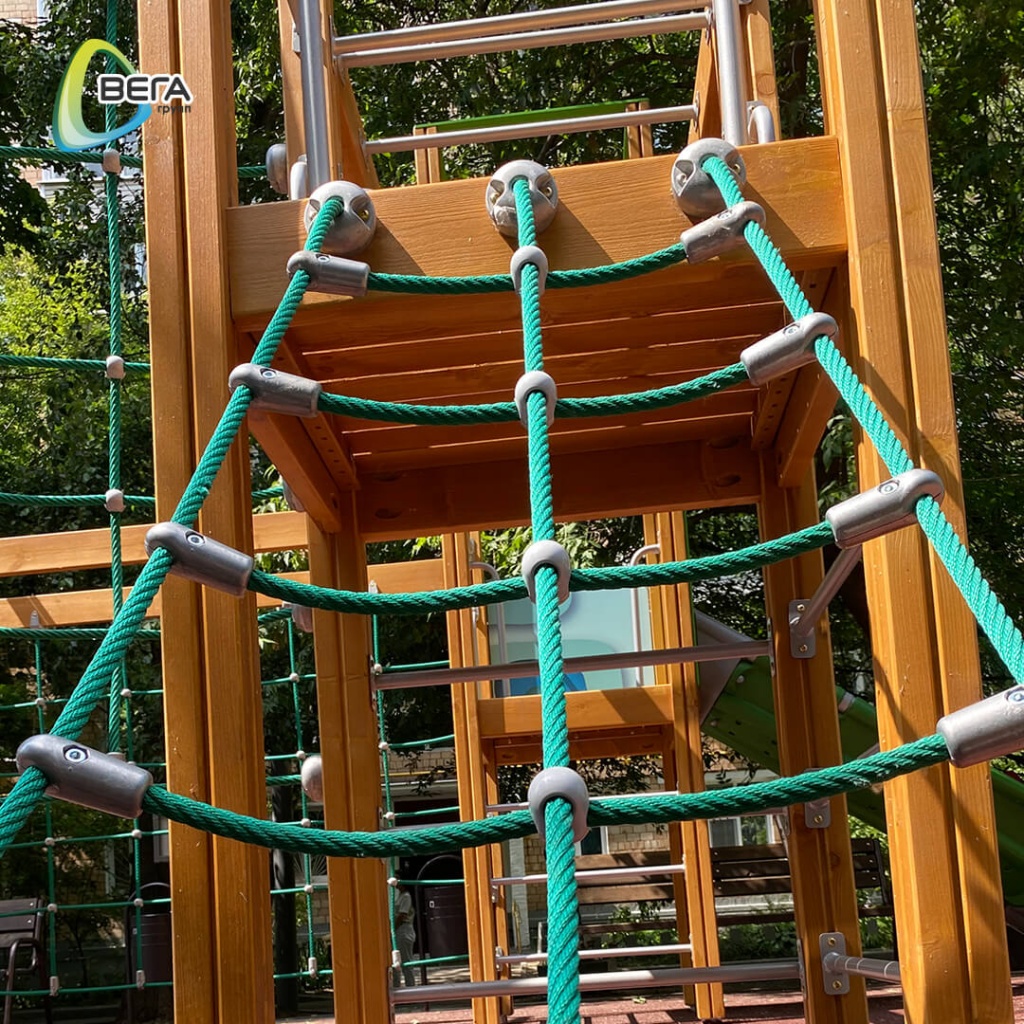 Конная кавалерия скачет на улице Трофимова в Москве