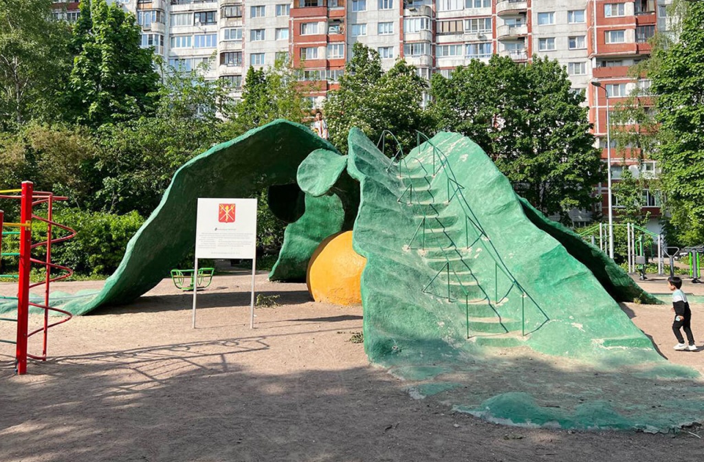 chem-izvestna-stareyshaya-detskaya-ploshchadka-peterburga-02.jpg