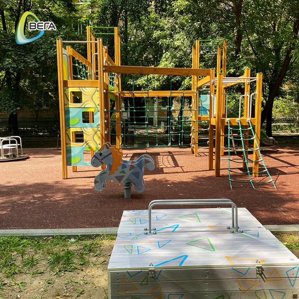 Конная кавалерия скачет на улице Трофимова в Москве