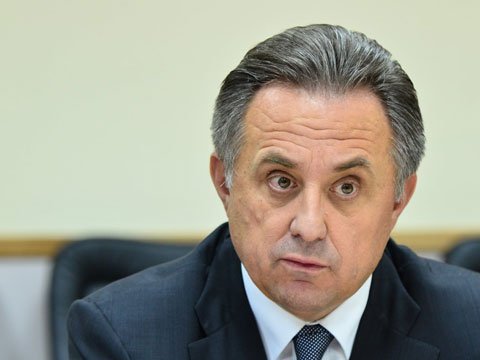 Двенадцать субъектов Российской Федерации начнут внедрять 1 сентября на своей территории комплекс ГТО, пишет ИТАР-ТАСС. Право первопроходцев министерство спорта РФ предоставило республикам: Карелия, Марий Эл, Мордовия, Татарстан, Удмуртия; Красноярскому краю; Белгородской, Владимирской, Московской, Свердловской, Смоленской и Ярославской областям. «Двенадцать регионов - это правильный старт, - заявил министр спорта России Виталий Мутко на недавнем заседании межведомственной комиссии по развитию физической культуры, массового спорта и традиционных видов физической активности Совета при президенте РФ. - И другим регионам мы дорогу не закрываем - давайте работать, давайте продумаем, как мы организуем центры тестирования, привлечем волонтерское движение. Это масштабный, крупный национальный проект, и мы должны реализовать его вместе». Глава спортивного ведомства также добавил: «Учитель физкультуры в школах не должен подводить к тому, чтобы ребенок сдал нормы ГТО. Комплекс должен дать нам понять, как физически активна та или иная группа людей в нашей стране». По словам Виталия Мутко, при составлении комплекса ГТО в него, по сравнению с советскими временами, было внесено около 300 изменений. «Для каждого возраста - свои испытания, - заметил министр. - Мы пошли на то, чтобы дать возможность нашим регионам дать и по два своих теста, чтобы они имели возможность развивать национальные виды спорта. Определились и с тестовыми площадками, с обучением людей, которые будут иметь право принимать тесты». «При составлении норм и ступеней ГТО нужно исходить из реального уровня физического состояния наших граждан, чтобы они смогли 